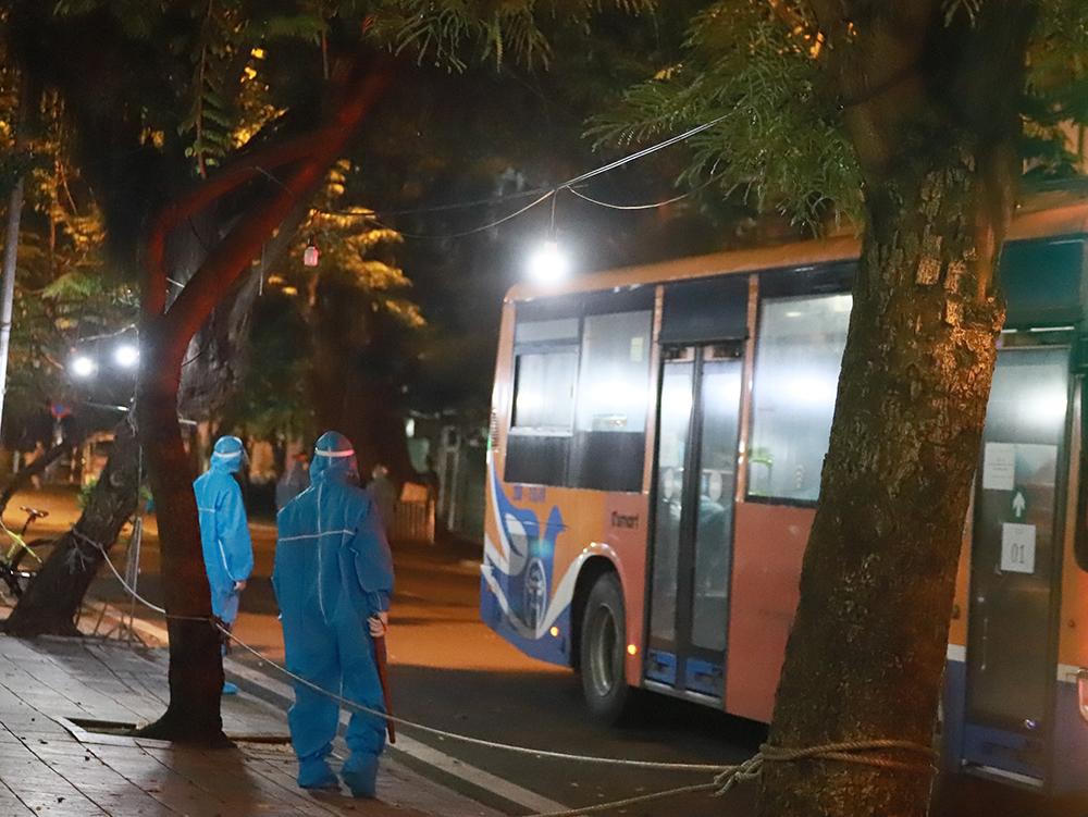 Cận cảnh các F1 từ Bệnh viện Việt Đức đi cách ly tập trung