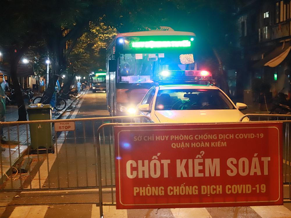 Cận cảnh các F1 từ Bệnh viện Việt Đức đi cách ly tập trung