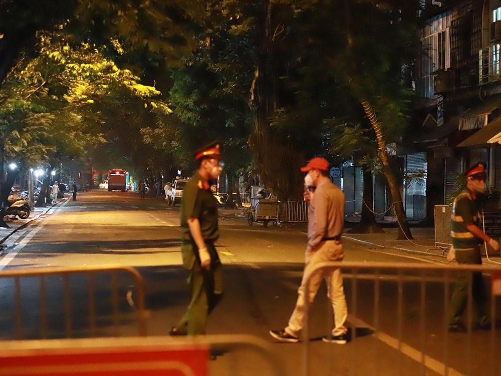 Cận cảnh các F1 từ Bệnh viện Việt Đức đi cách ly tập trung