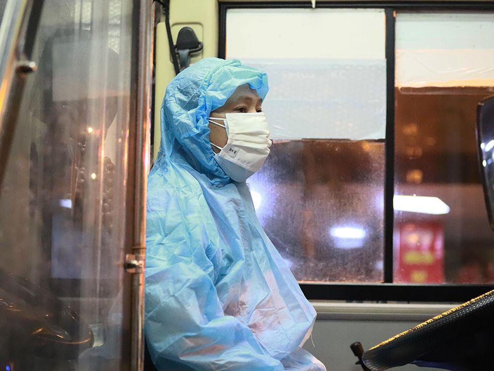 Cận cảnh các F1 từ Bệnh viện Việt Đức đi cách ly tập trung