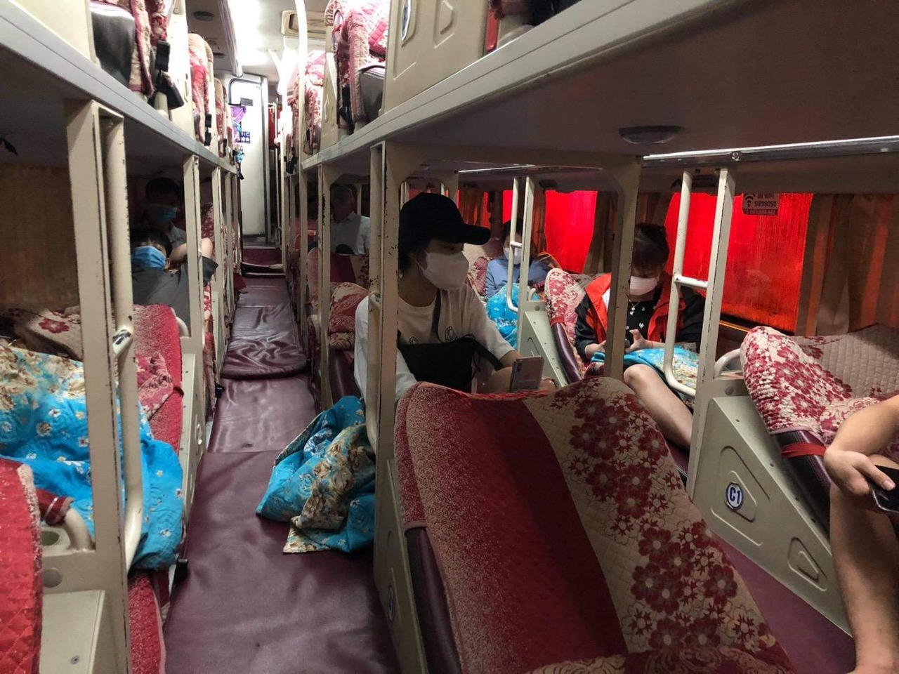 Phát hiện xe giường nằm Trần Anh vận chuyển “chui” nhiều người ra khỏi thành phố