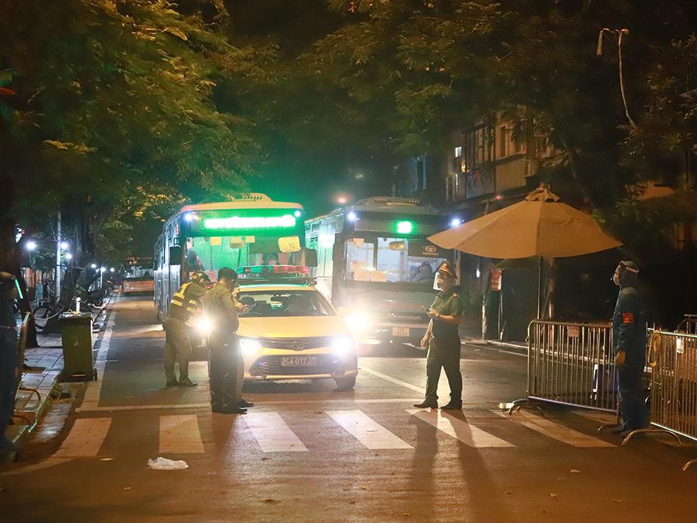 Cận cảnh các F1 từ Bệnh viện Việt Đức đi cách ly tập trung