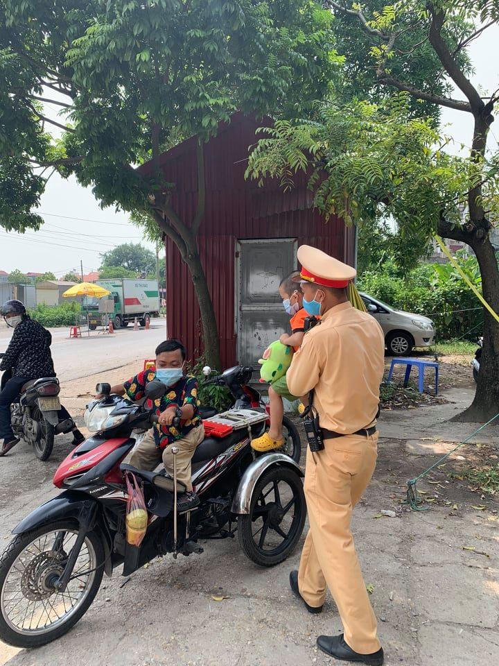 Bé trai 3 tuổi lang thang trên cầu vượt cao tốc ở Hà Nội