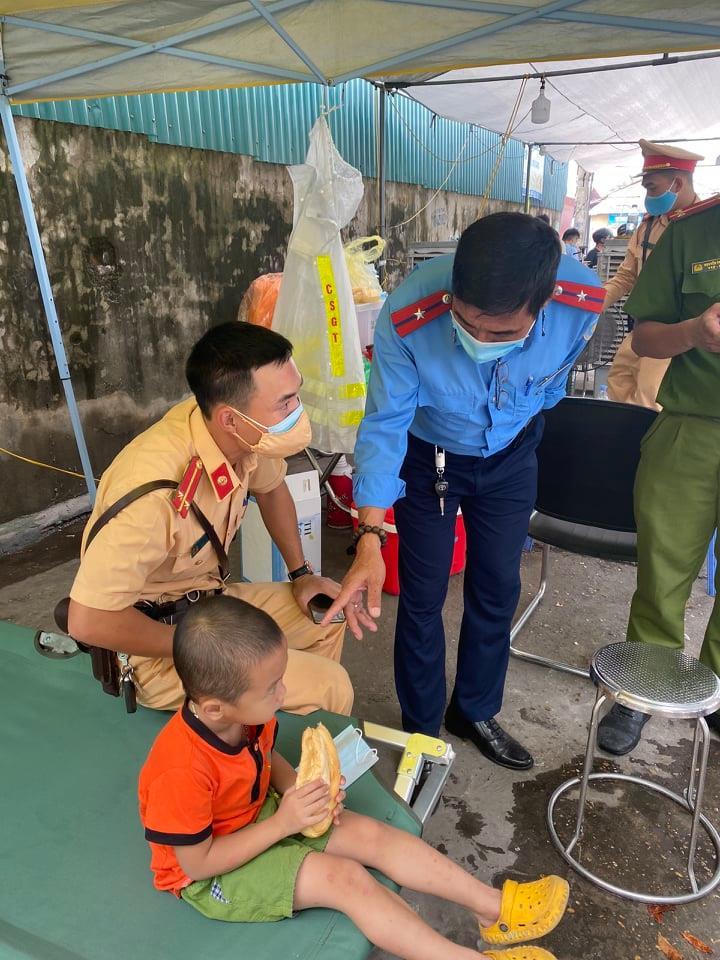 Bé trai 3 tuổi lang thang trên cầu vượt cao tốc ở Hà Nội