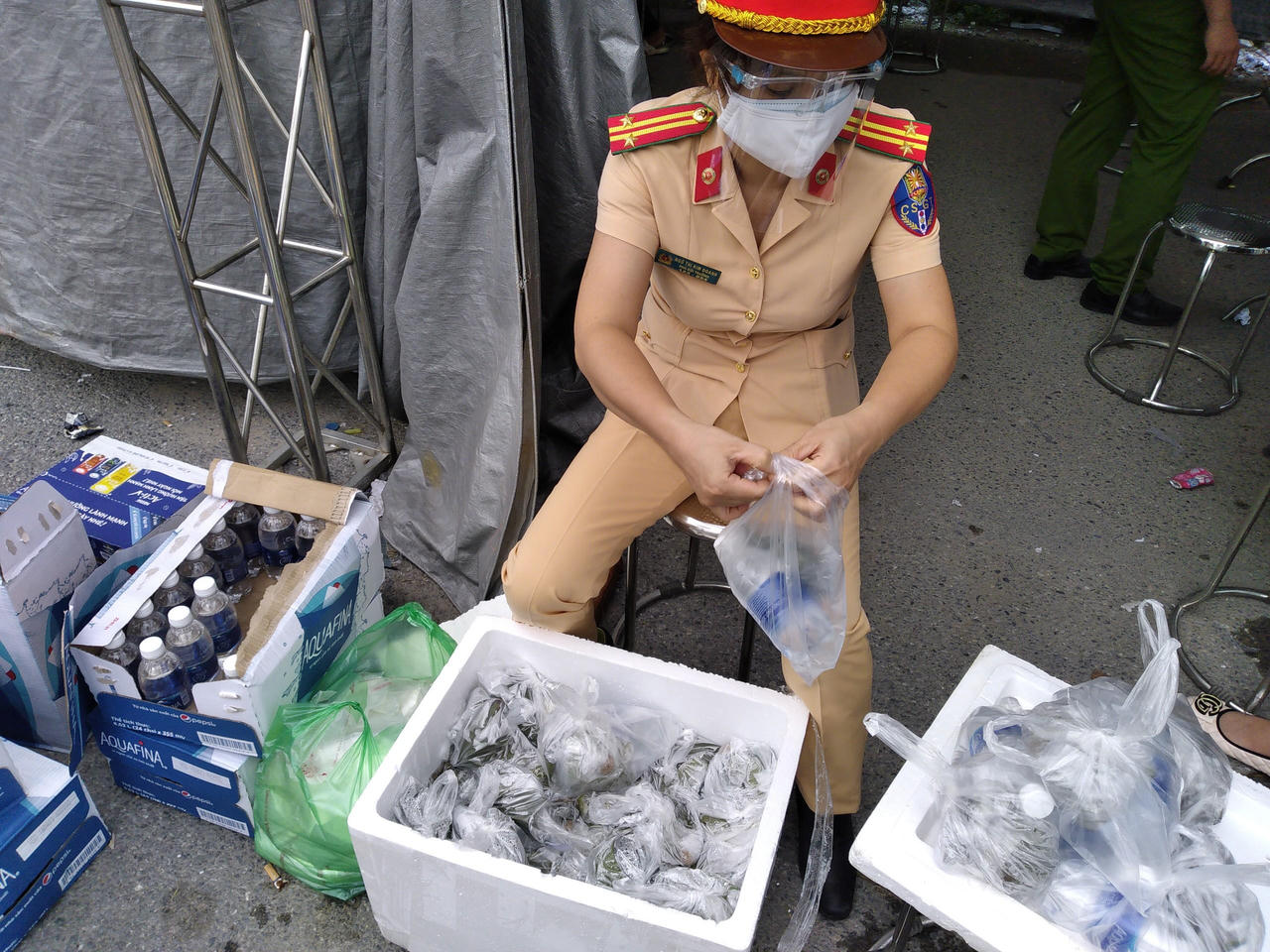 Ấm lòng CSGT Hà Nội tặng đồ ăn cho người dân từ miền Nam qua đường