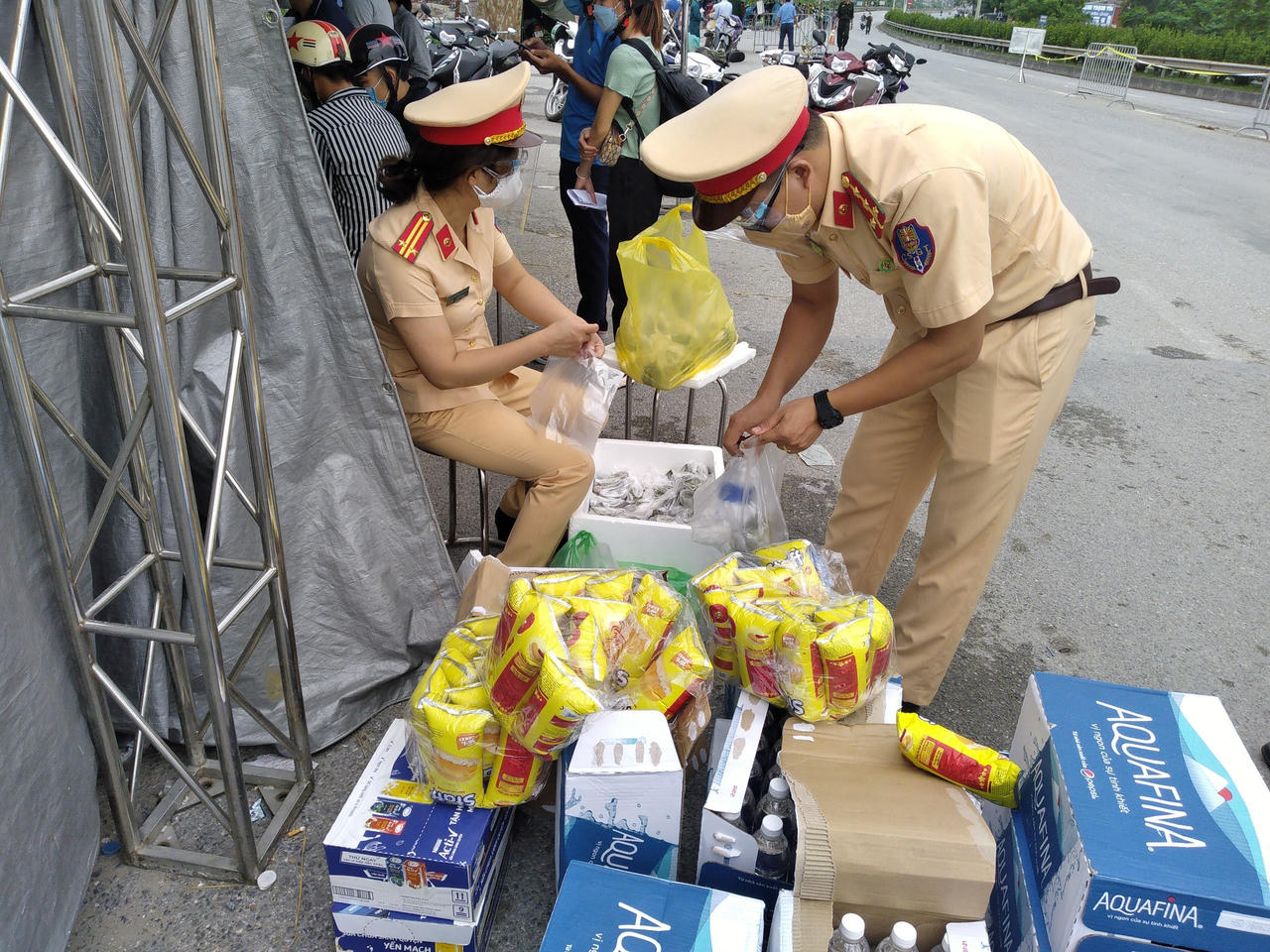Ấm lòng CSGT Hà Nội tặng đồ ăn cho người dân từ miền Nam qua đường