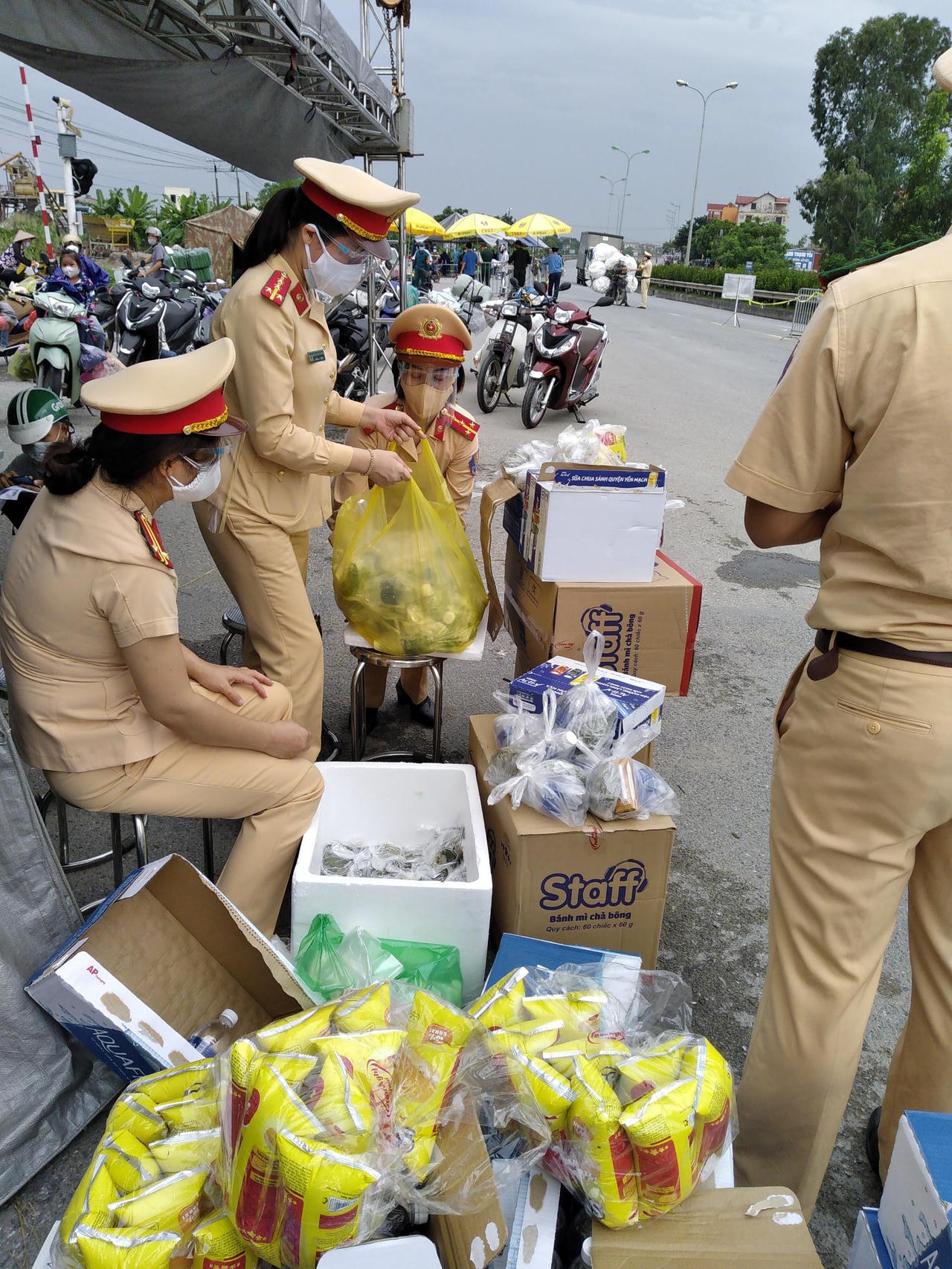 Ấm lòng CSGT Hà Nội tặng đồ ăn cho người dân từ miền Nam qua đường