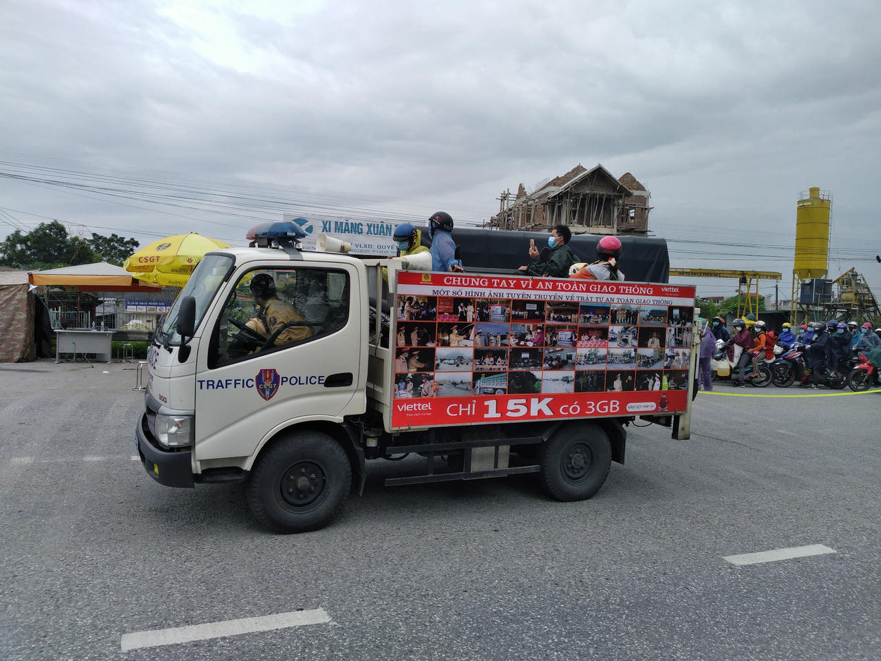 Ấm lòng CSGT Hà Nội tặng đồ ăn cho người dân từ miền Nam qua đường