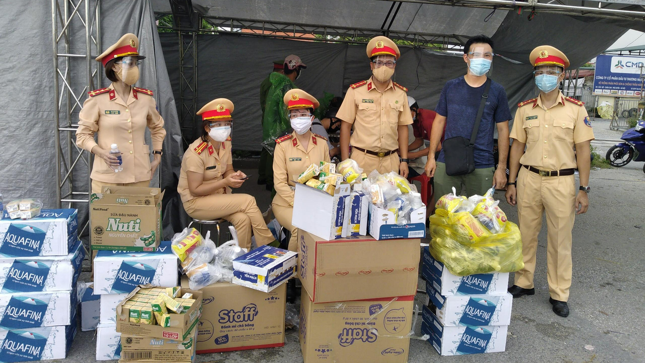 Ấm lòng CSGT Hà Nội tặng đồ ăn cho người dân từ miền Nam qua đường