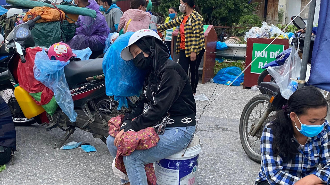 Cảm kích tấm lòng cán bộ trực chốt với người dân từ miền Nam về quê