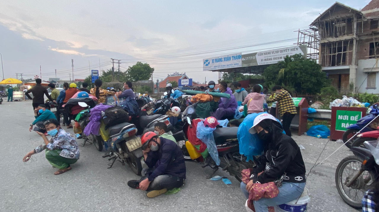 Cảm kích tấm lòng cán bộ trực chốt với người dân từ miền Nam về quê