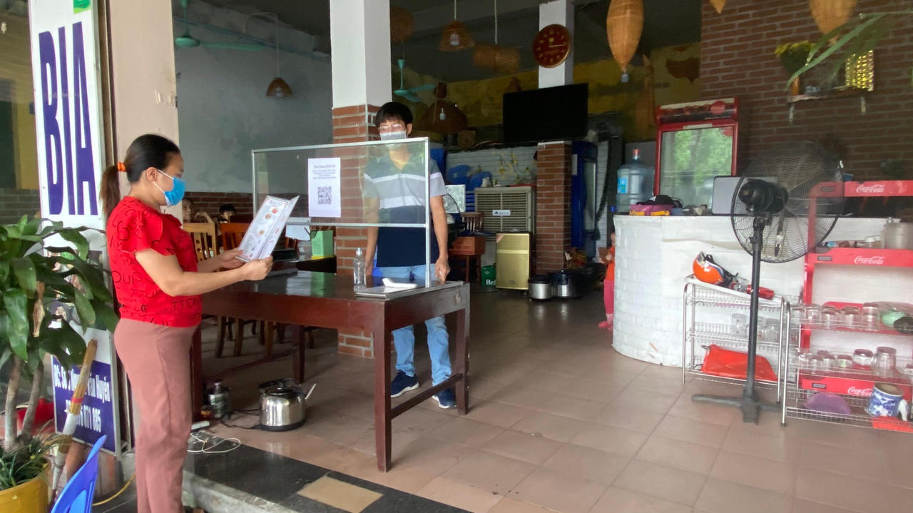 Nhà hàng Hà Nội gấp rút dọn vệ sinh, mua thực phẩm sẵn sàng đón khách