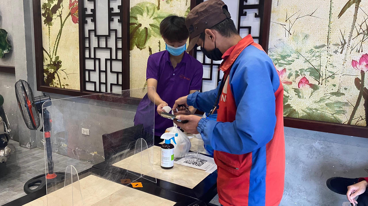 Nhà hàng Hà Nội gấp rút dọn vệ sinh, mua thực phẩm sẵn sàng đón khách