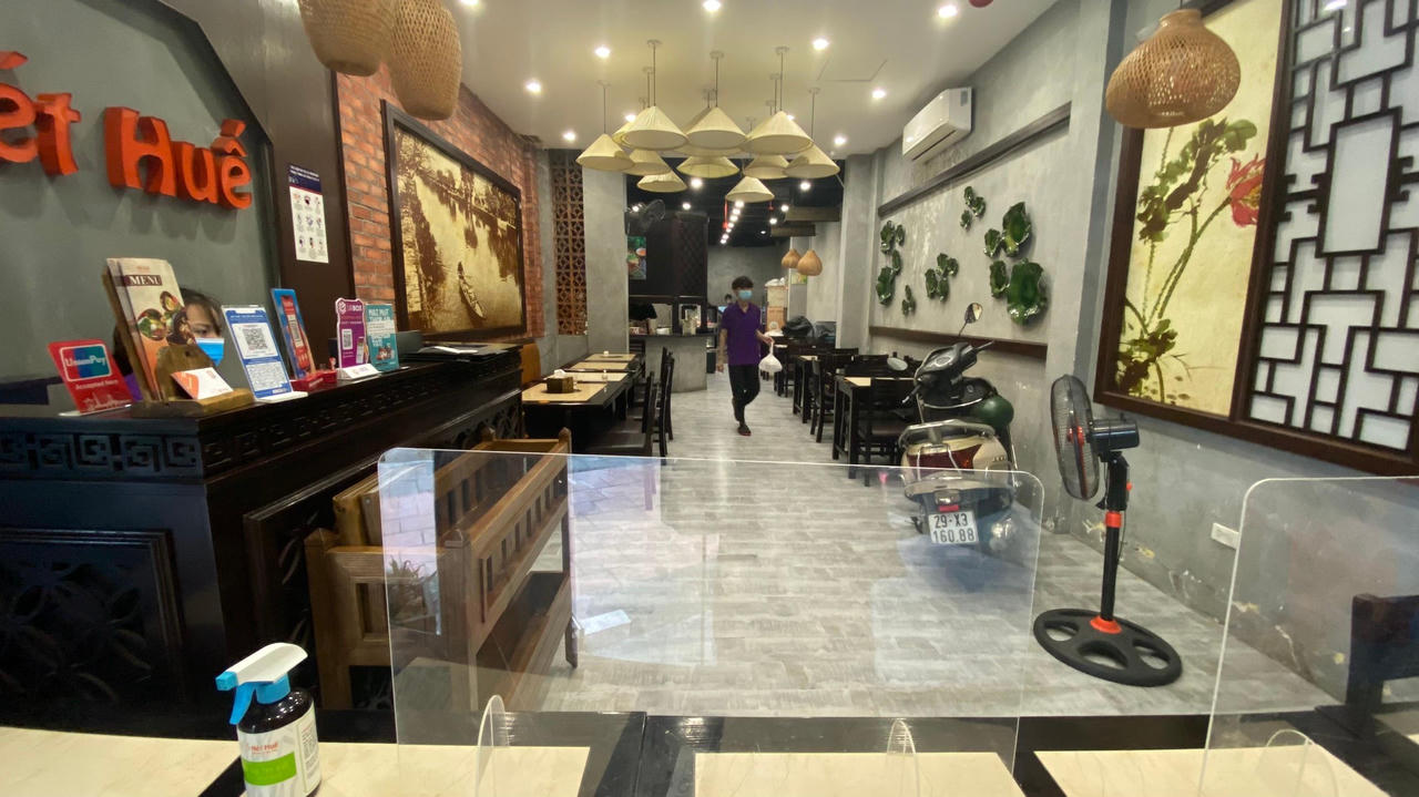 Nhà hàng Hà Nội gấp rút dọn vệ sinh, mua thực phẩm sẵn sàng đón khách