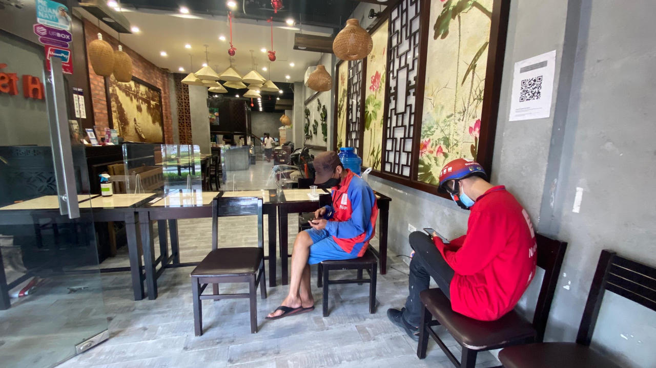 Nhà hàng Hà Nội gấp rút dọn vệ sinh, mua thực phẩm sẵn sàng đón khách