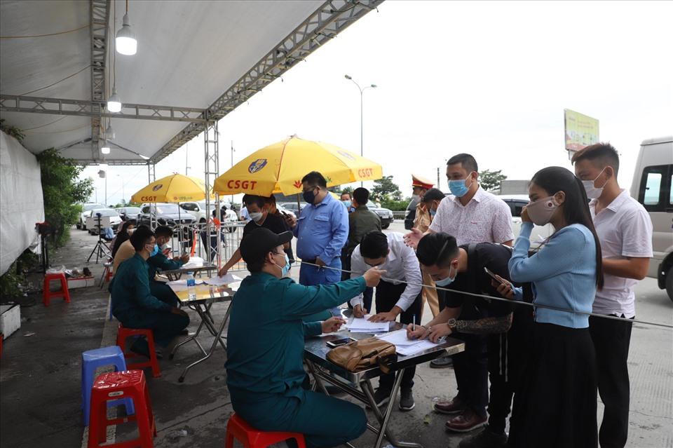 Kiểm soát người ngoại tỉnh nên linh hoạt để 'thông đường' phòng COVID-19