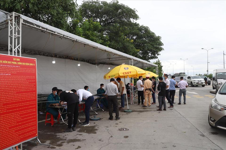 Kiểm soát người ngoại tỉnh nên linh hoạt để 'thông đường' phòng COVID-19