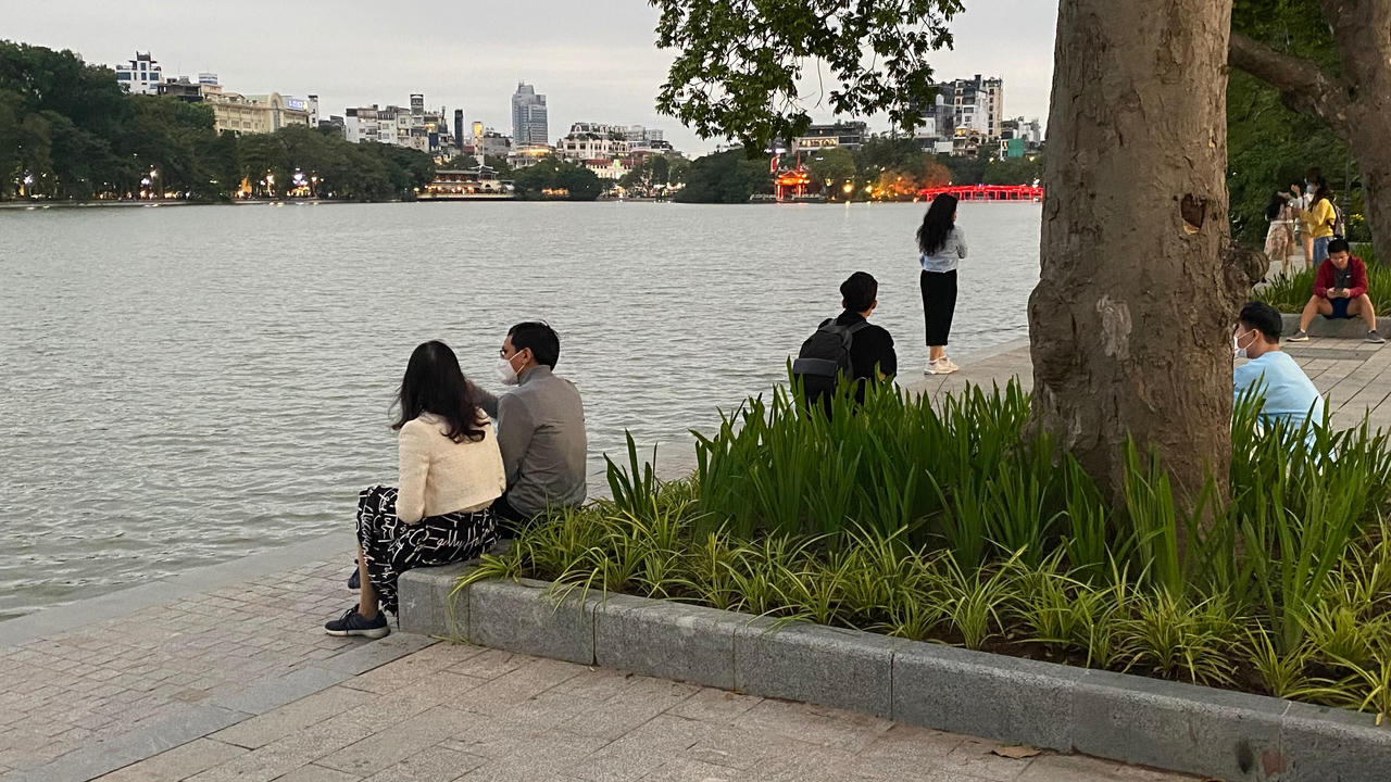 Người dân Hà Nội thích thú xuống phố đón rét đầu đông