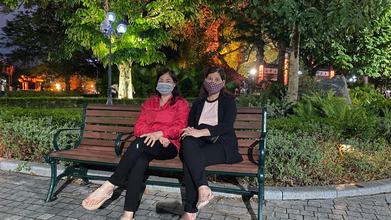 Người dân Hà Nội thích thú xuống phố đón rét đầu đông