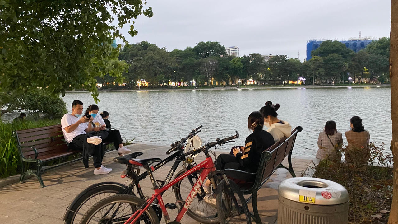 Người dân Hà Nội thích thú xuống phố đón rét đầu đông