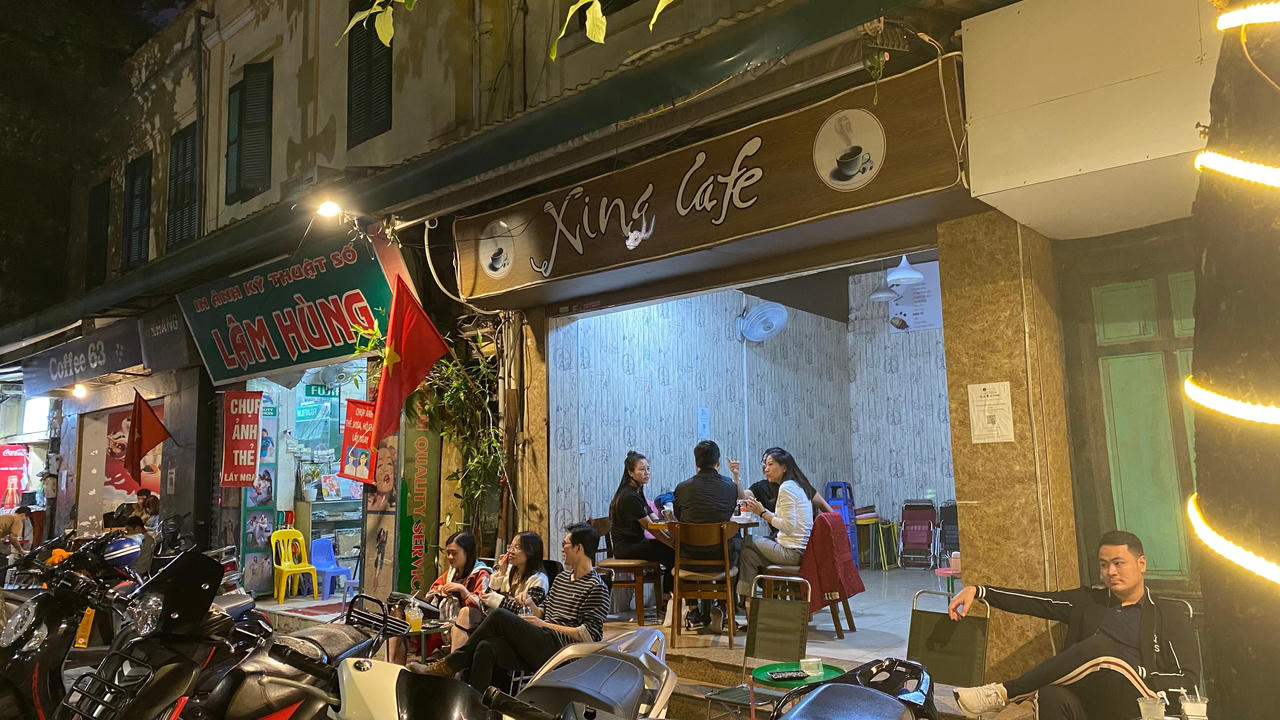 Người dân Hà Nội thích thú xuống phố đón rét đầu đông