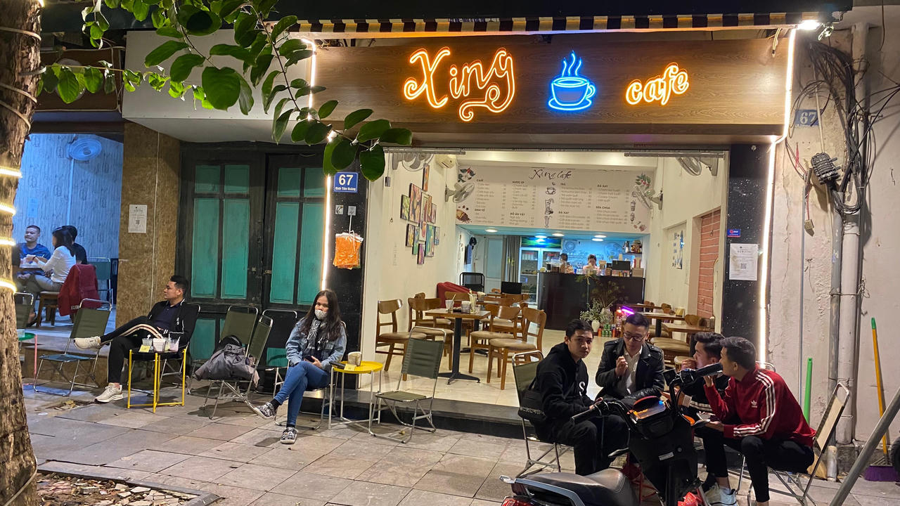 Người dân Hà Nội thích thú xuống phố đón rét đầu đông