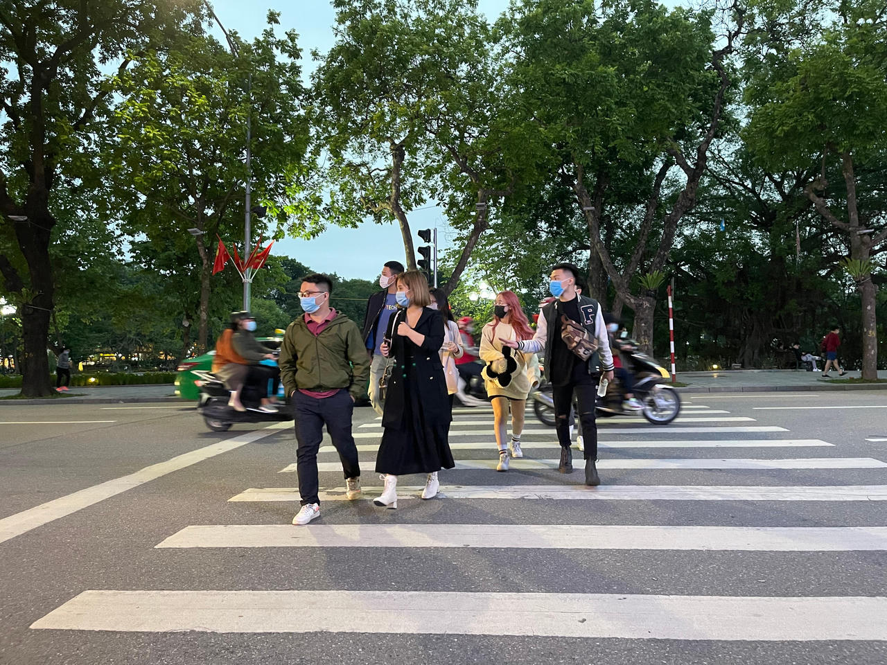 Người dân Hà Nội thích thú xuống phố đón rét đầu đông