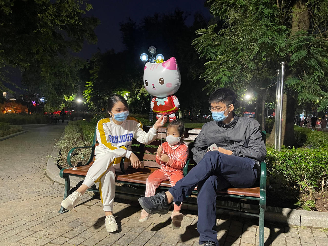 Người dân Hà Nội thích thú xuống phố đón rét đầu đông