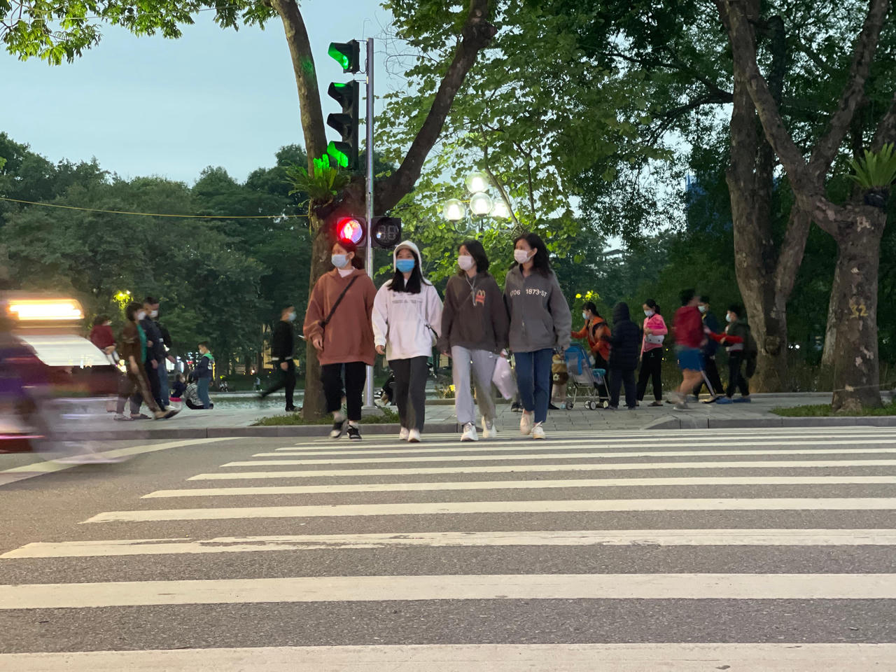 Người dân Hà Nội thích thú xuống phố đón rét đầu đông