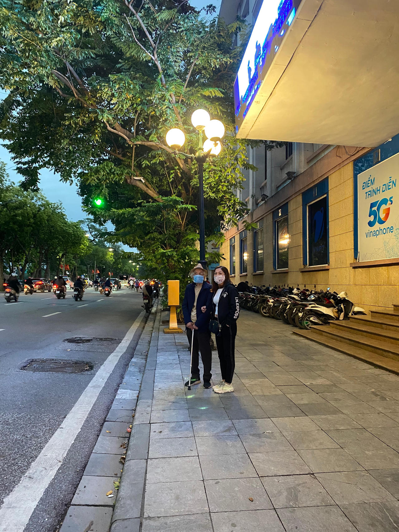 Người dân Hà Nội thích thú xuống phố đón rét đầu đông