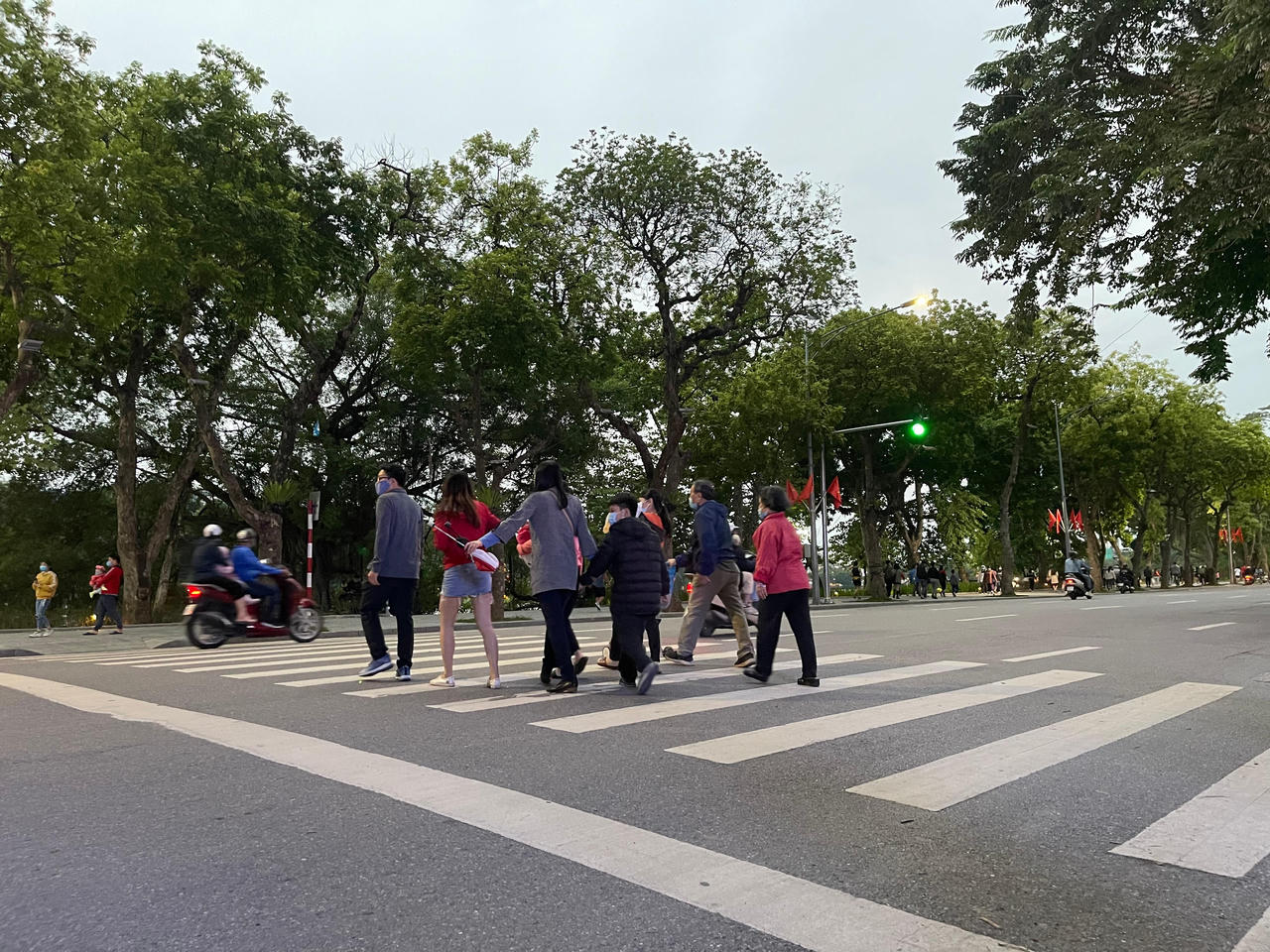 Người dân Hà Nội thích thú xuống phố đón rét đầu đông