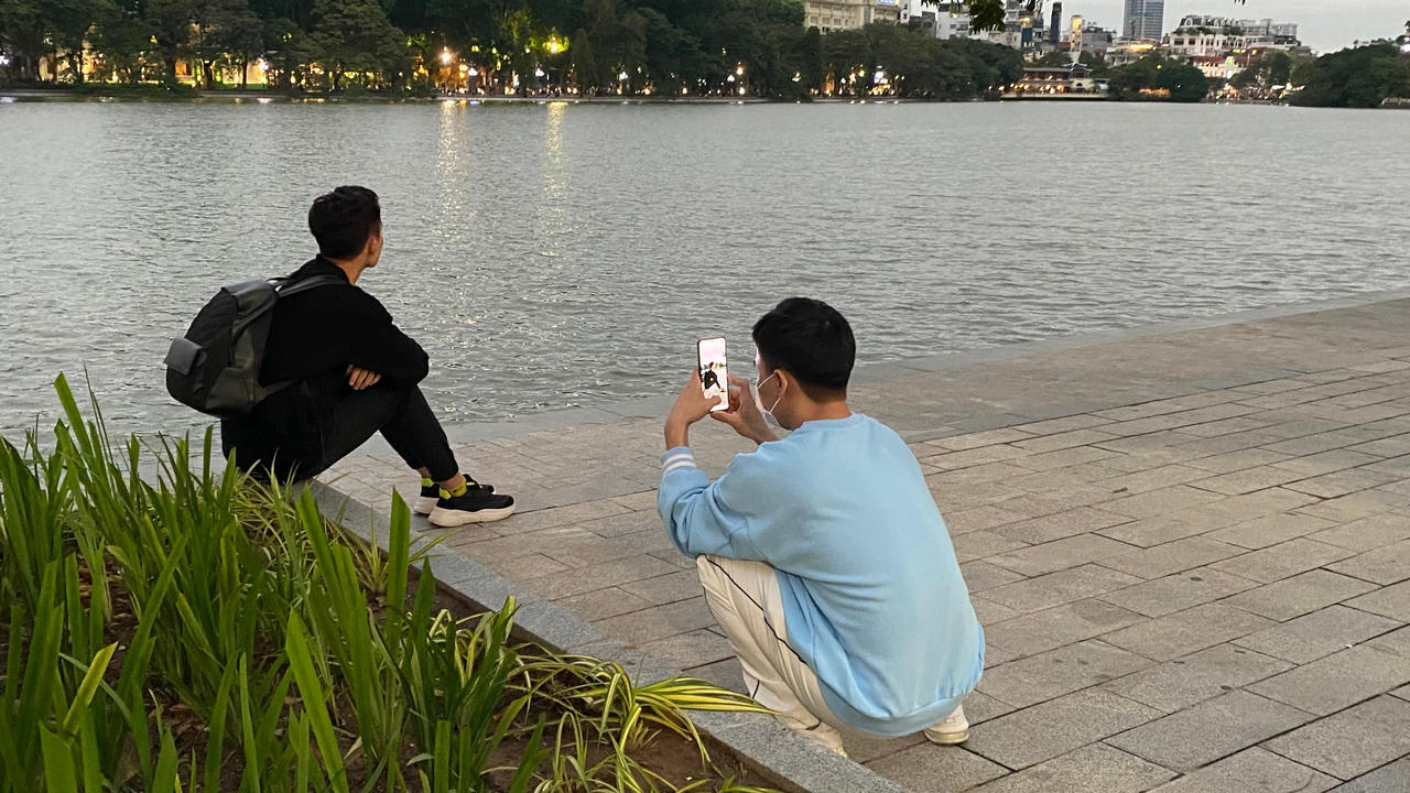 Người dân Hà Nội thích thú xuống phố đón rét đầu đông