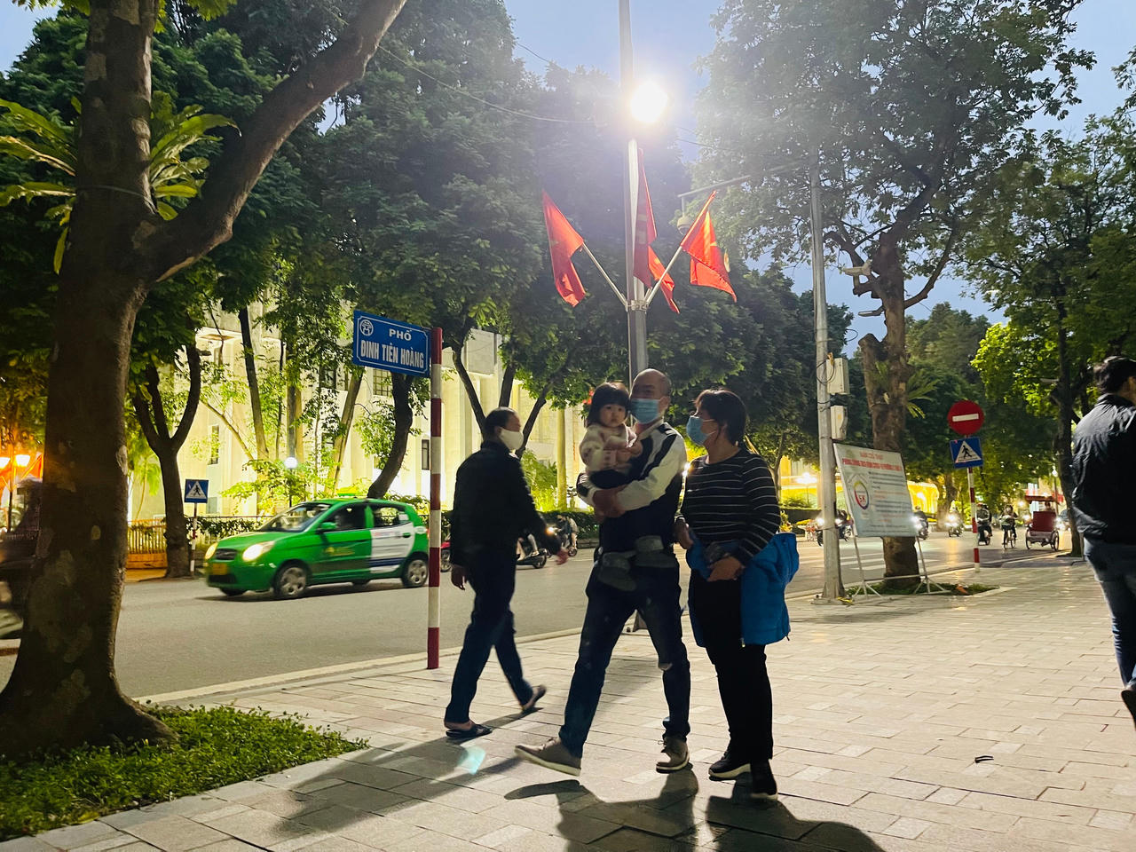 Người dân Hà Nội thích thú xuống phố đón rét đầu đông