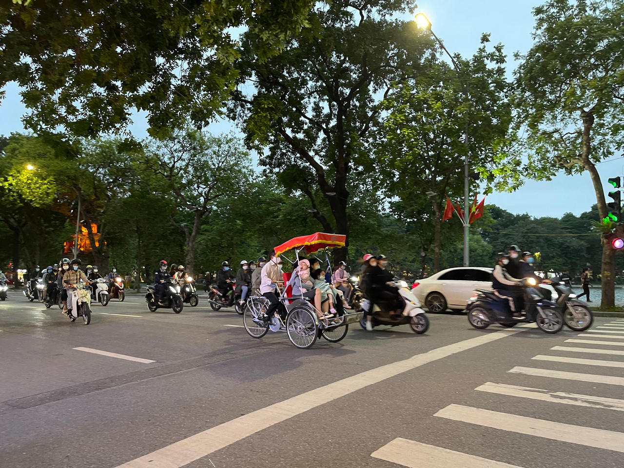 Người dân Hà Nội thích thú xuống phố đón rét đầu đông