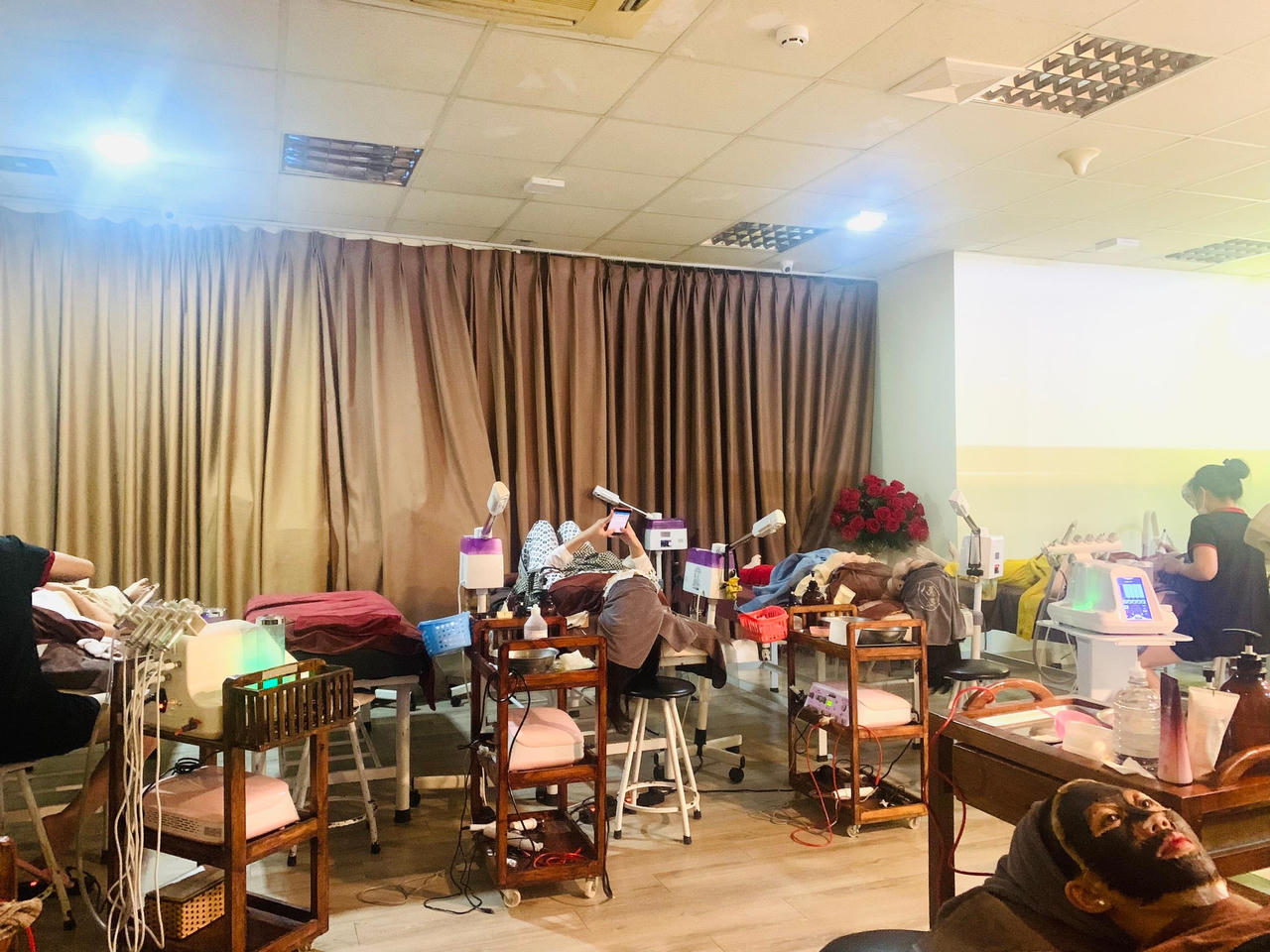 Nhiều spa tại Hà Nội thản nhiên mở cửa, không có ai kiểm tra?