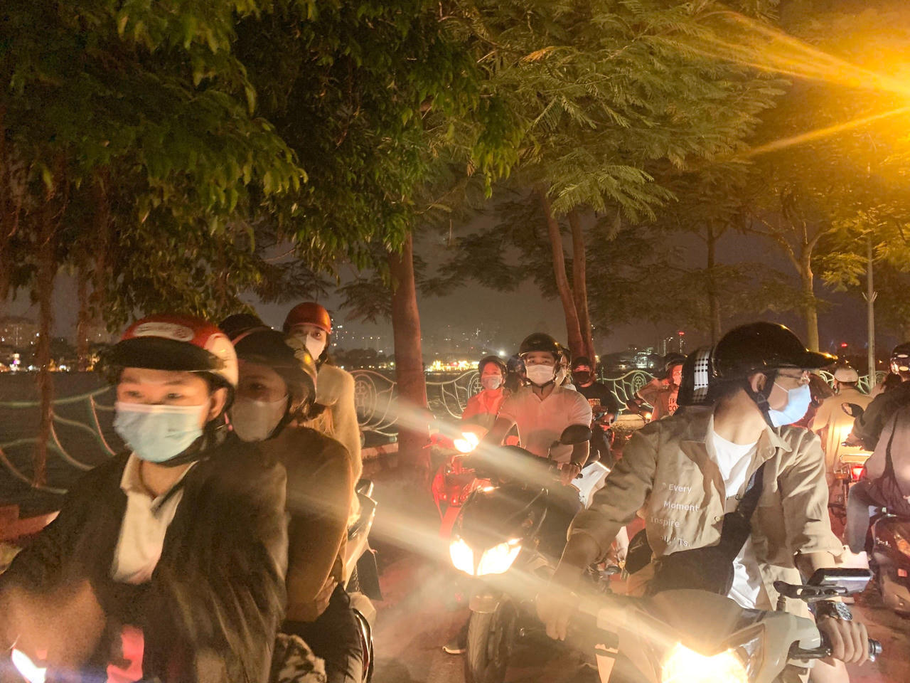 Dòng người "kẹt cứng" kéo dài khuya 20/10 tại Hồ Tây