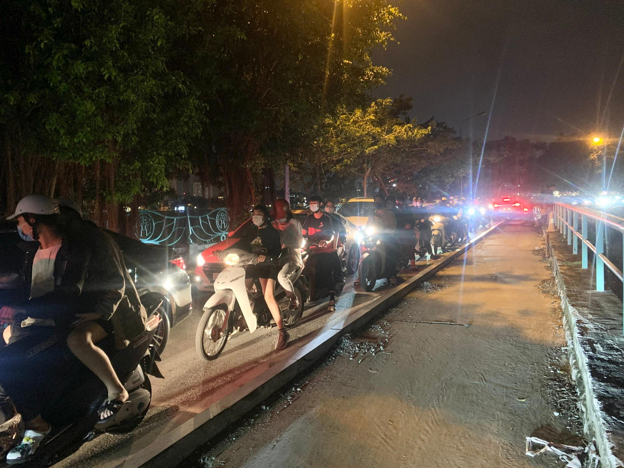 Dòng người "kẹt cứng" kéo dài khuya 20/10 tại Hồ Tây