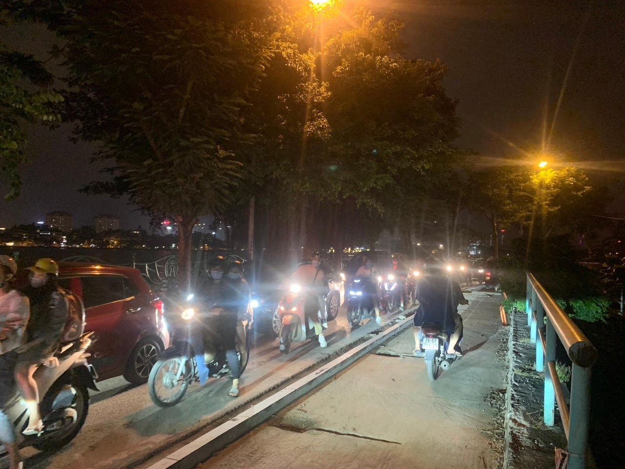 Dòng người "kẹt cứng" kéo dài khuya 20/10 tại Hồ Tây