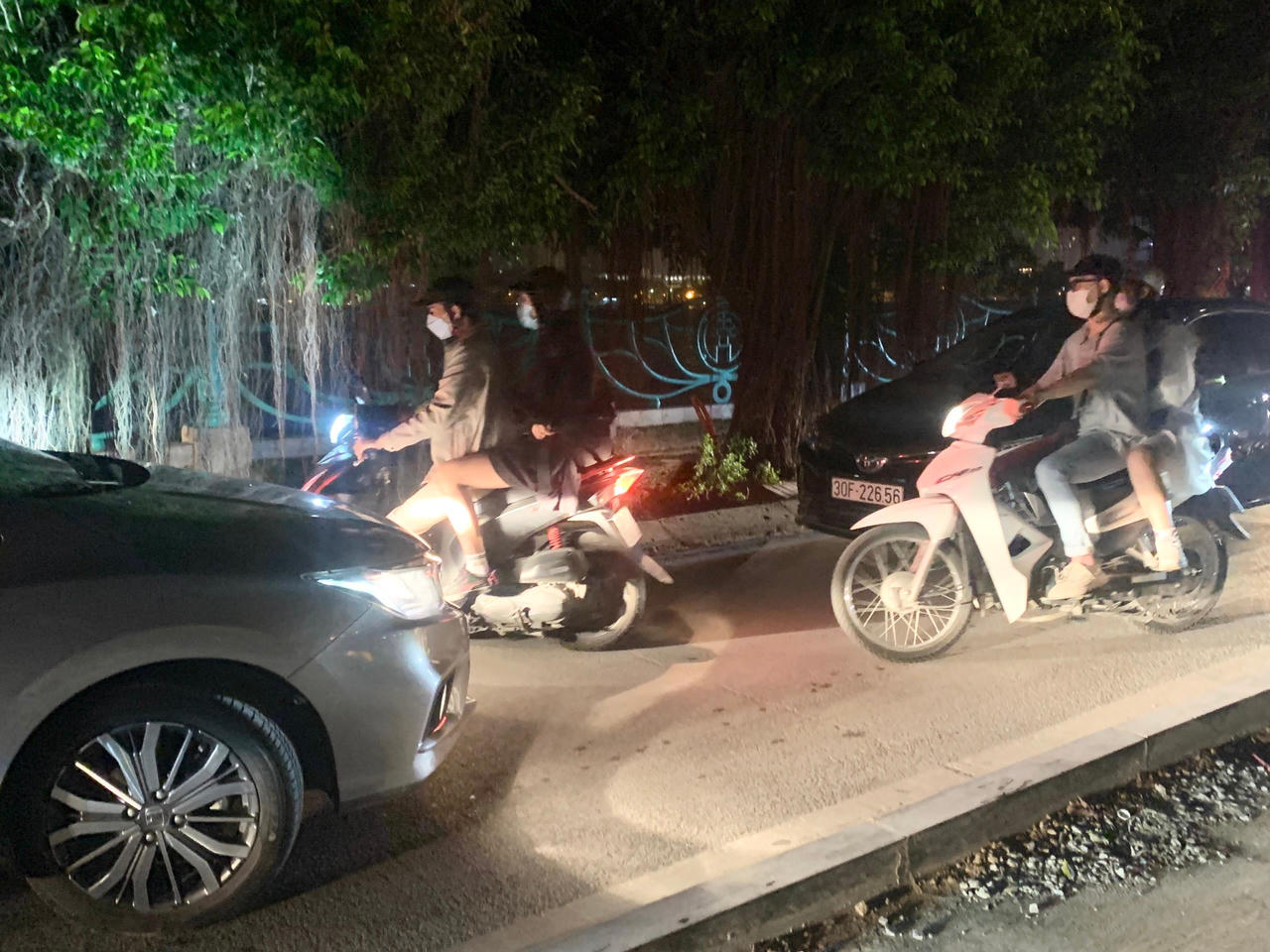 Dòng người "kẹt cứng" kéo dài khuya 20/10 tại Hồ Tây