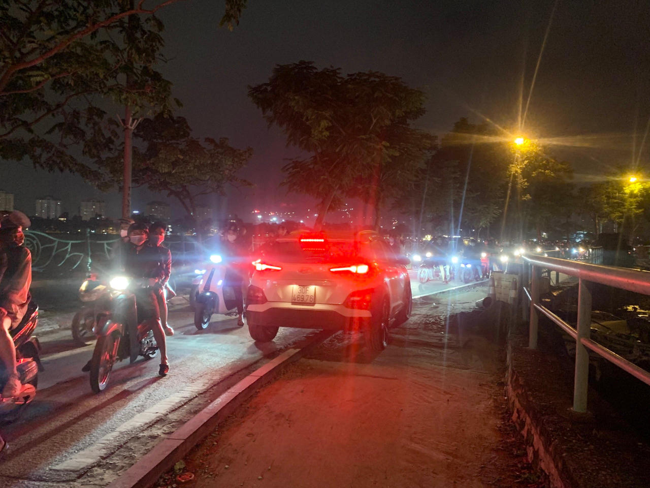 Dòng người "kẹt cứng" kéo dài khuya 20/10 tại Hồ Tây