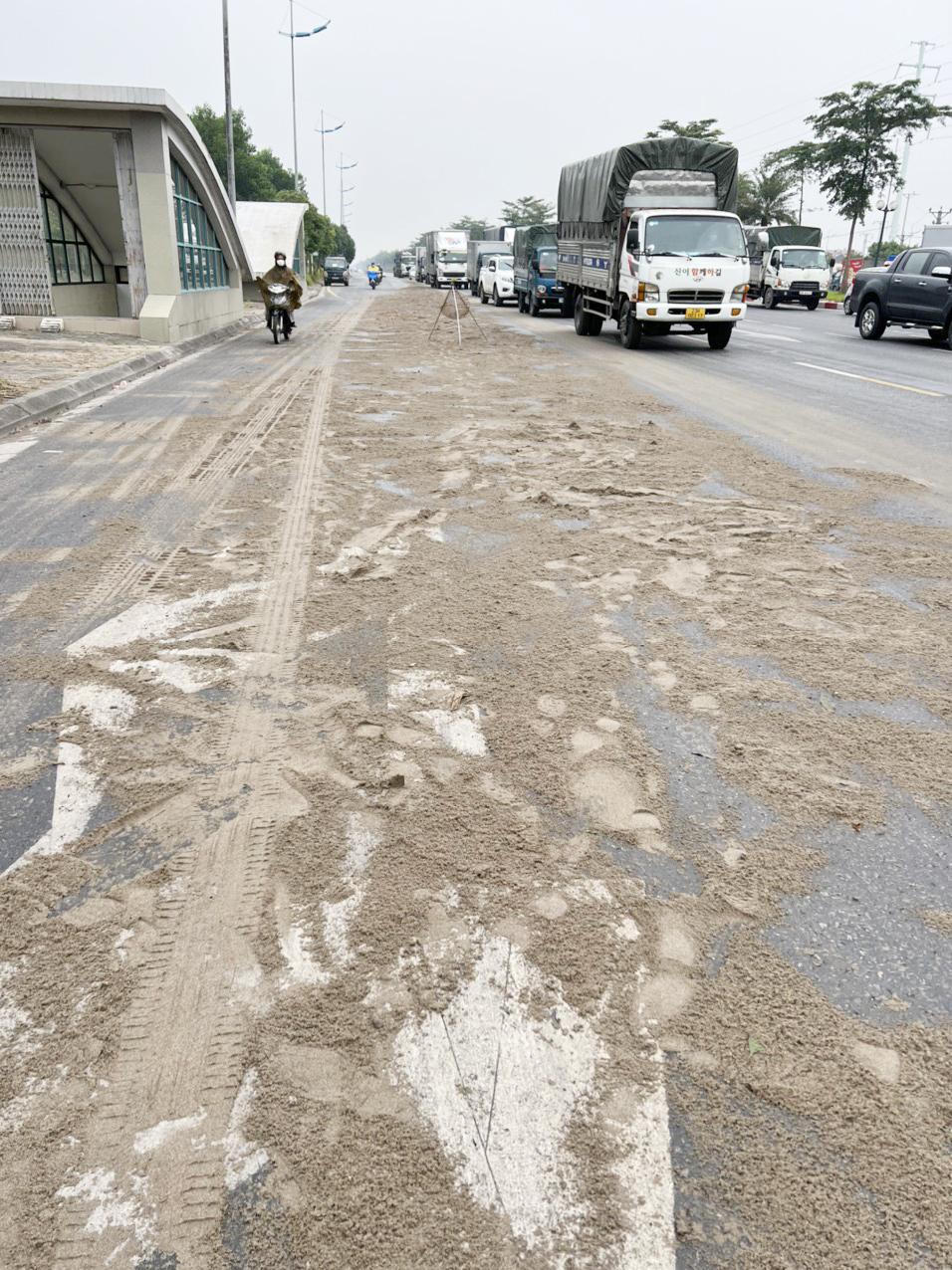 Truy tìm tài xế để tràn dầu ô tô khiến nhiều xe trượt đổ trên đường Hà Nội