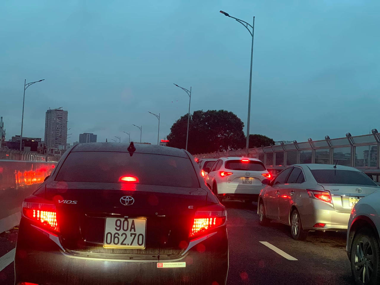 Tai nạn liên hoàn giữa 4 ô tô khiến Vành đai 3 tê liệt 