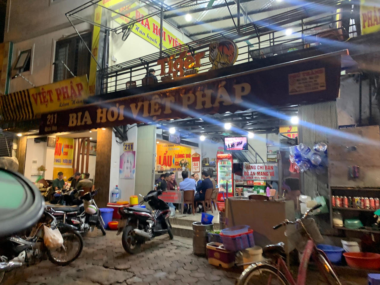 Nhiều quán bia tại Hà Nội "nhộn nhịp" khách, bất chấp lệnh cấm