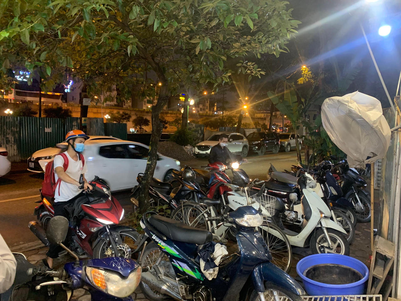 Nhiều quán bia tại Hà Nội "nhộn nhịp" khách, bất chấp lệnh cấm