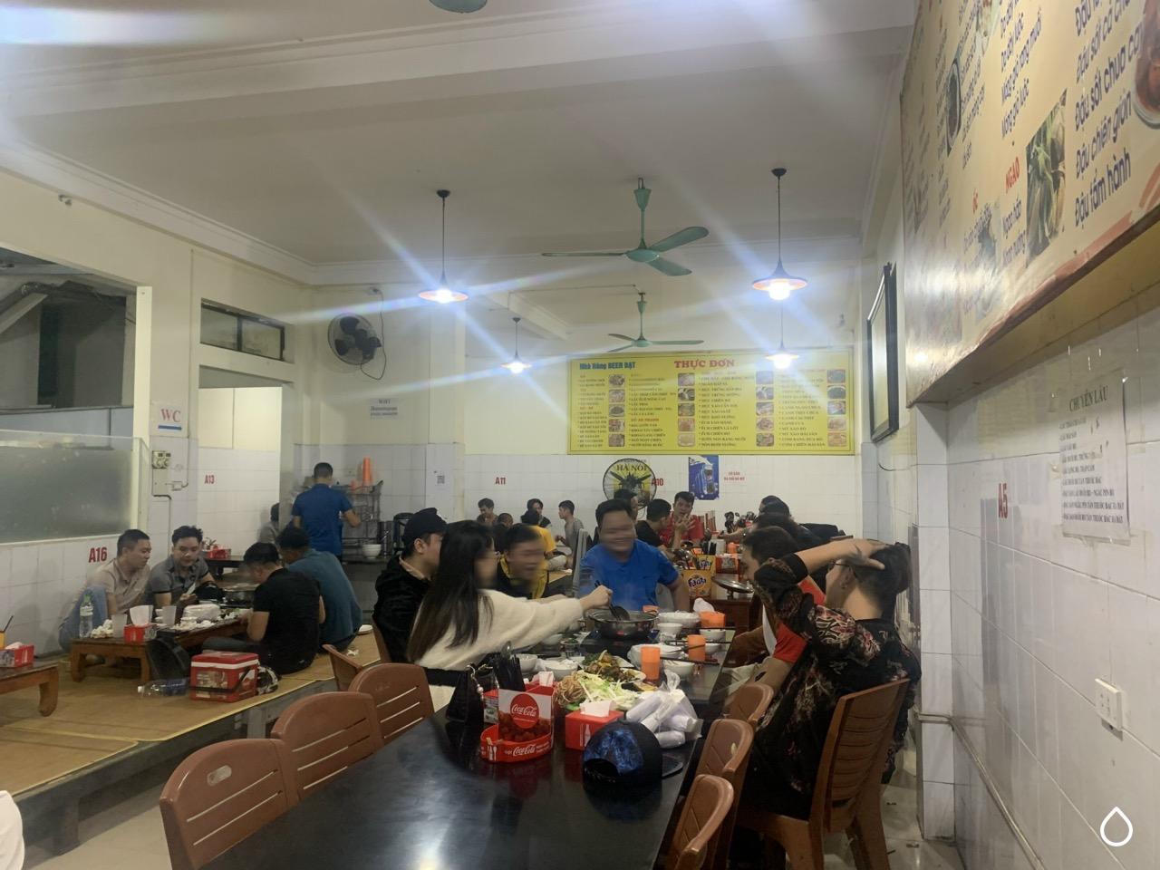 Nhiều quán bia tại Hà Nội "nhộn nhịp" khách, bất chấp lệnh cấm