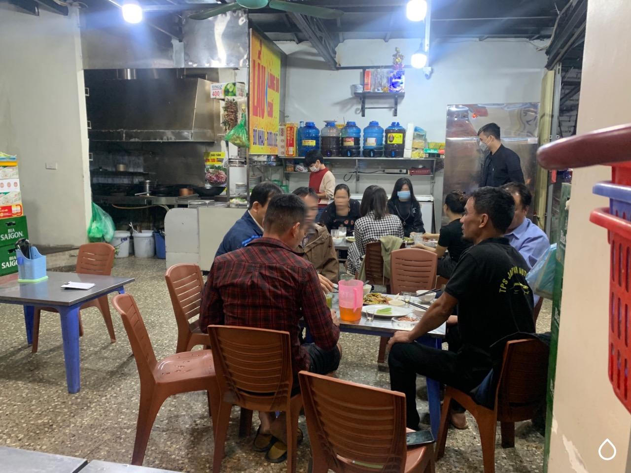 Nhiều quán bia tại Hà Nội "nhộn nhịp" khách, bất chấp lệnh cấm