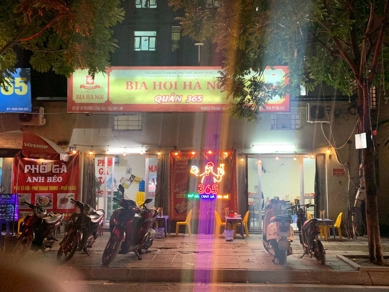 Nhiều quán bia tại Hà Nội "nhộn nhịp" khách, bất chấp lệnh cấm