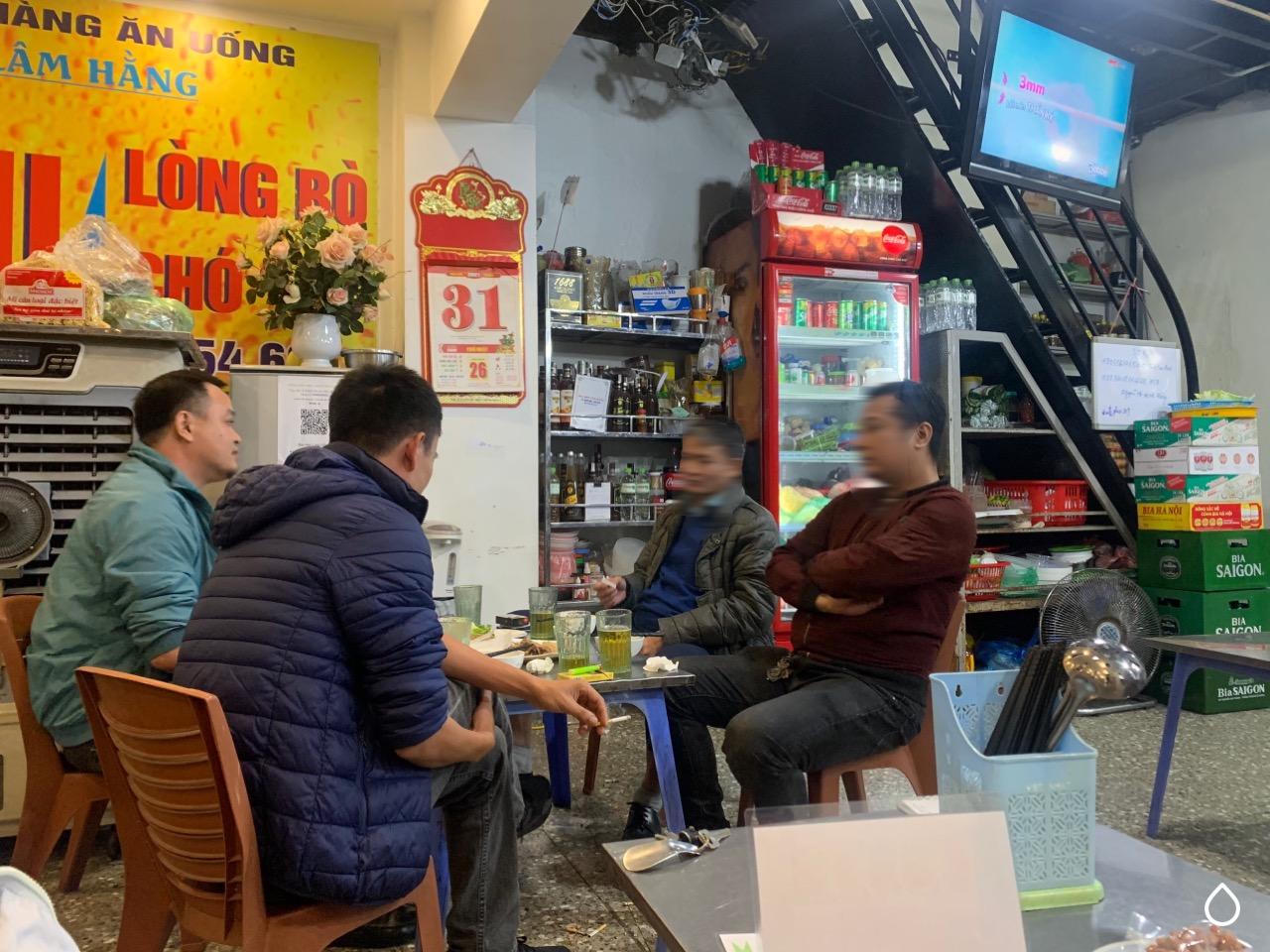 Nhiều quán bia tại Hà Nội "nhộn nhịp" khách, bất chấp lệnh cấm