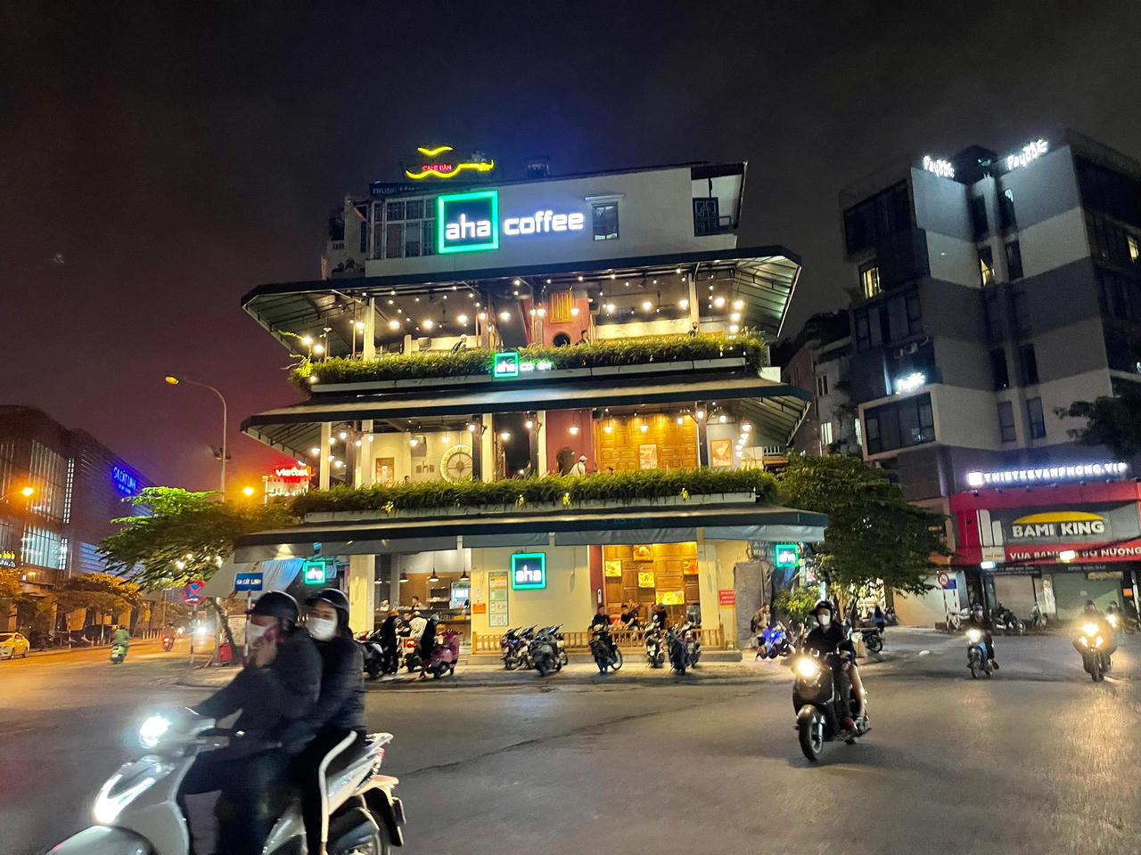 Hàng quán ngang nhiên hoạt động sau 21h, 'thách thức' cơ quan chức năng Hà Nội?