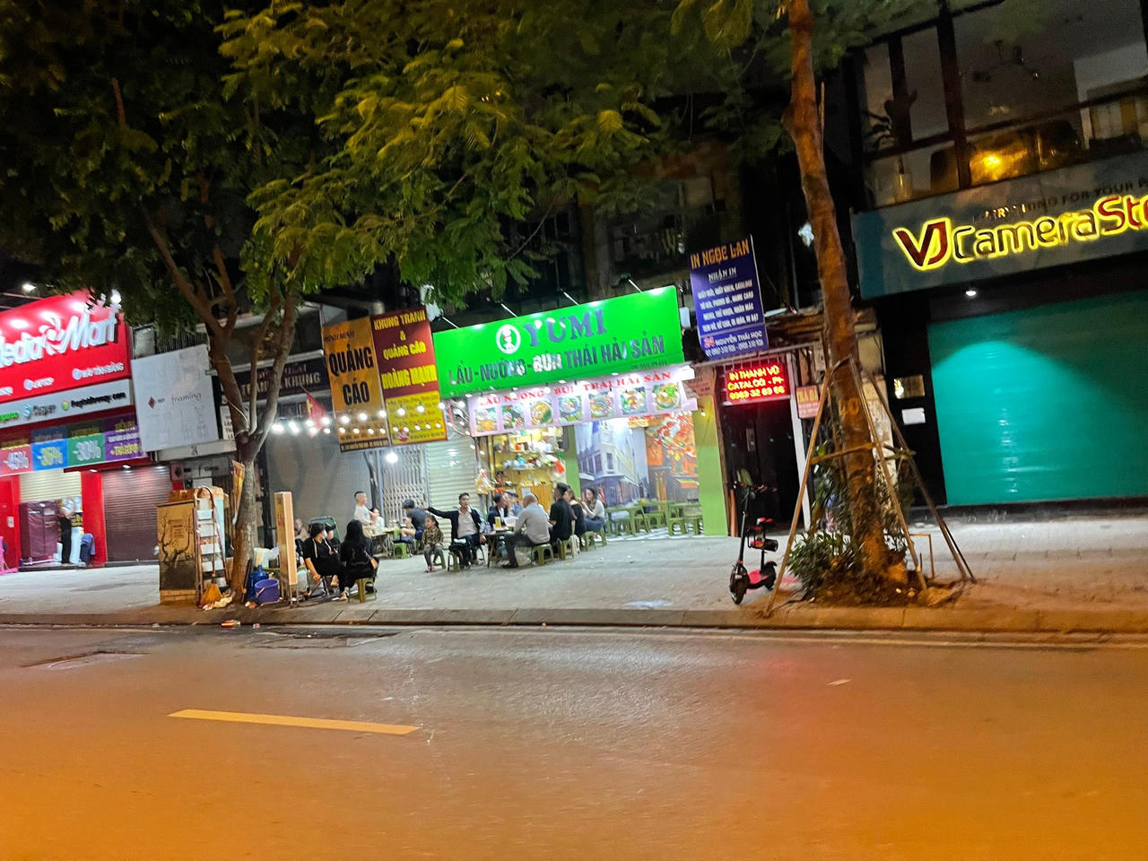 Hàng quán ngang nhiên hoạt động sau 21h, 'thách thức' cơ quan chức năng Hà Nội?